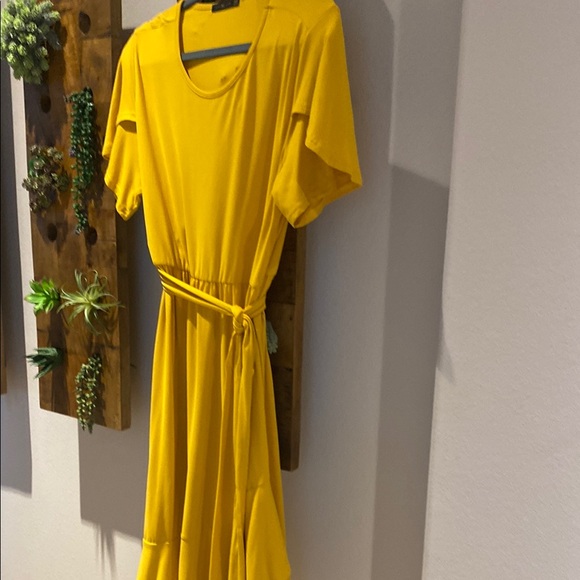 Dresses & Skirts - Elegant Yellow Dress